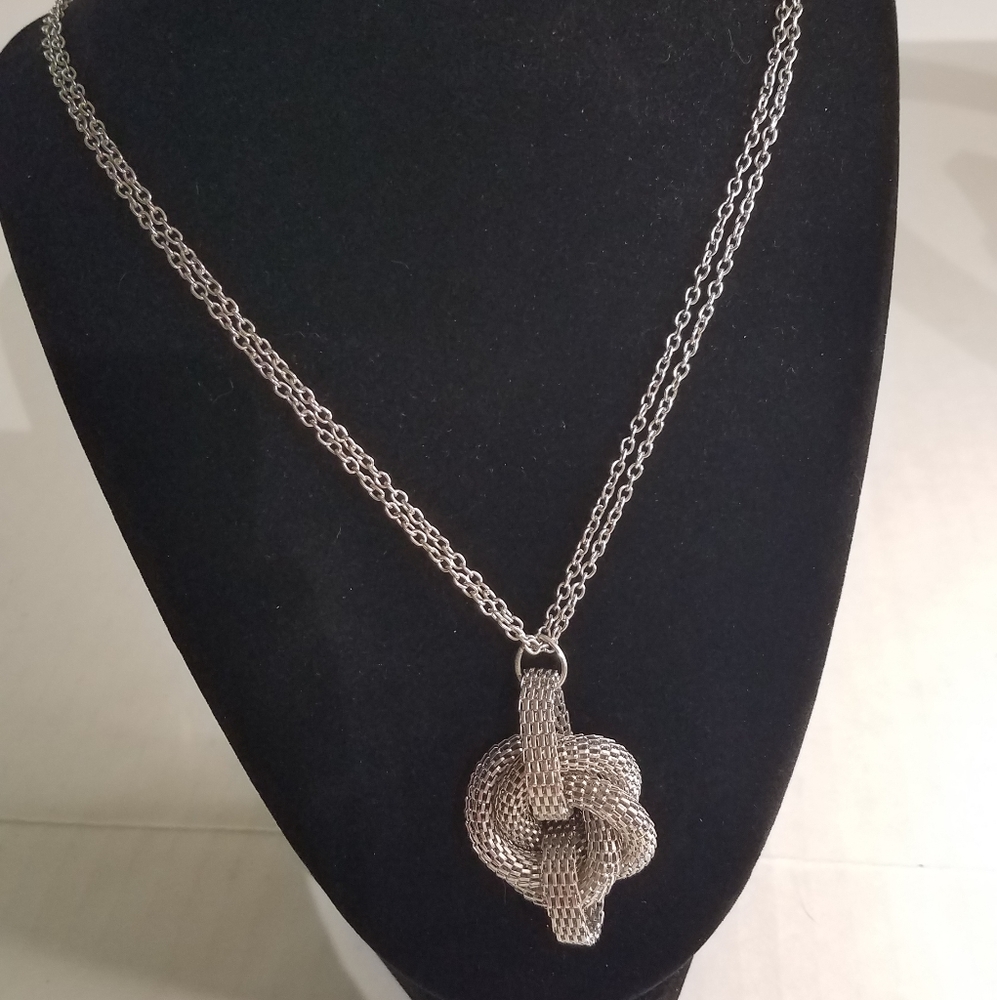Loose knot necklace j186